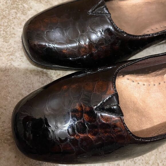 Trotters Women’s Chocolate Brown Patented Leather Low Heel Pumps Sz-7.5N - Picture 6 of 7